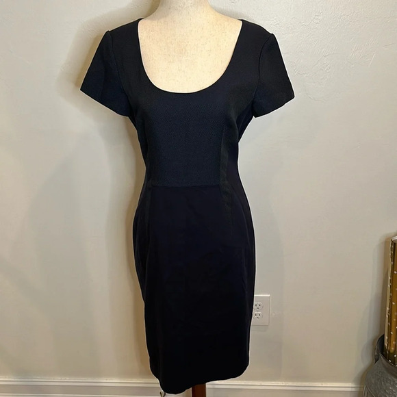 CLUB MONACO NAVY BLUE SHEETH DRESS BACK ZIPPER TEXTURED SCOOP NECK  SIZE 6 - Picture 1 of 11